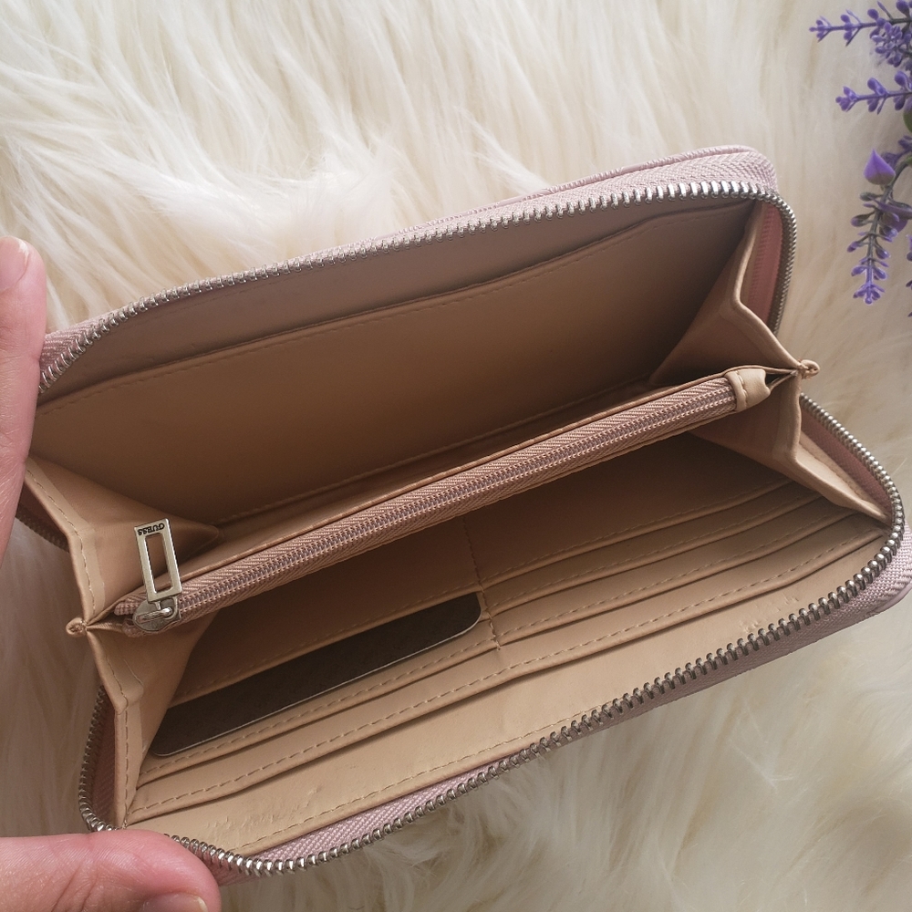 GUESS Wallet - Picture 4 of 5